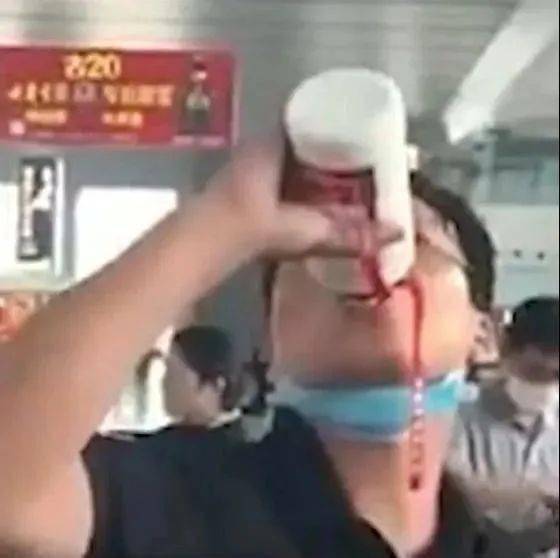 男生带五粮液上高铁被拦当场喝完男生携带五粮液上高铁被拦截并当场饮酒事件，探讨与解析