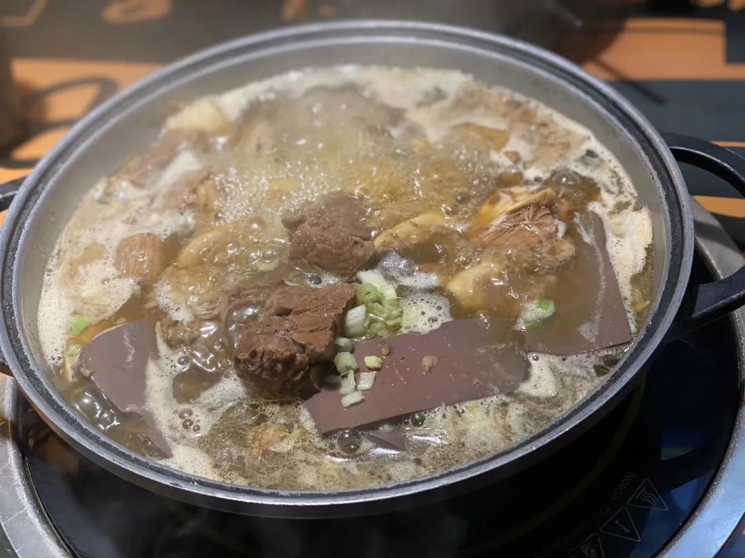开空调做饭有没有影响开空调做饭是否有影响，取决于具体情况。在某些情况下，同时使用空调和烹饪设备不会对厨房或家庭产生负面影响。然而，在某些情况下，可能会有一些问题需要注意。