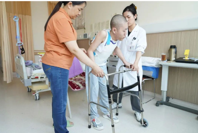 趴着高考的“折叠男孩”将重返大学趴着高考的折叠男孩，逆境重生，即将重返大学校园