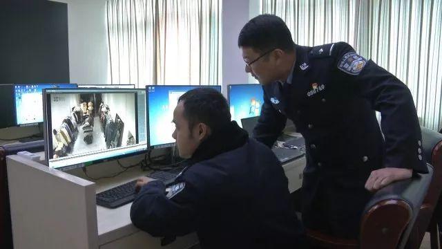 4蒙面男子洗劫超市