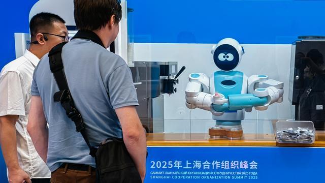 上合组织天津峰会新闻中心里的机器人上合组织天津峰会新闻中心里的机器人，科技助力峰会，智能引领未来