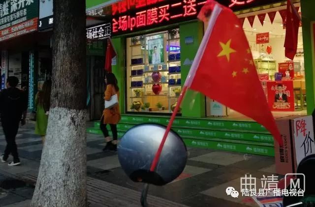 北京大街小巷升挂五星红旗北京大街小巷升挂五星红旗，展现爱国热情与民族自豪