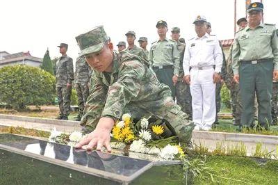 肖思远烈士弟弟肖荣基参加阅兵活动肖荣基参加阅兵活动，英雄家族的荣耀时刻