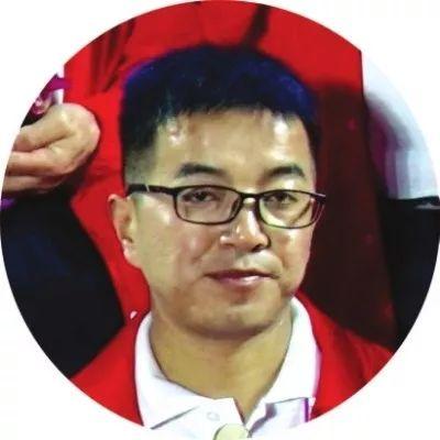 老战士起身敬礼场面看哭了