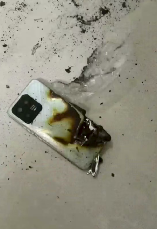 3岁孩童拿手机刷视频突然爆炸揭秘，三岁孩童玩手机刷视频突发意外事件真相