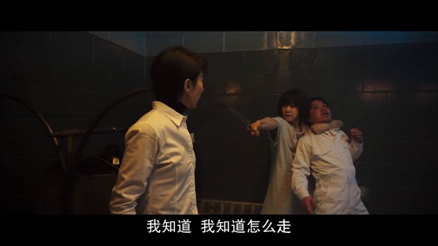 一女子被绑架想逃跑面对绑架的情况，逃跑需要谨慎而机智的行动。以下是一些建议，帮助该女子尽可能地逃脱危险